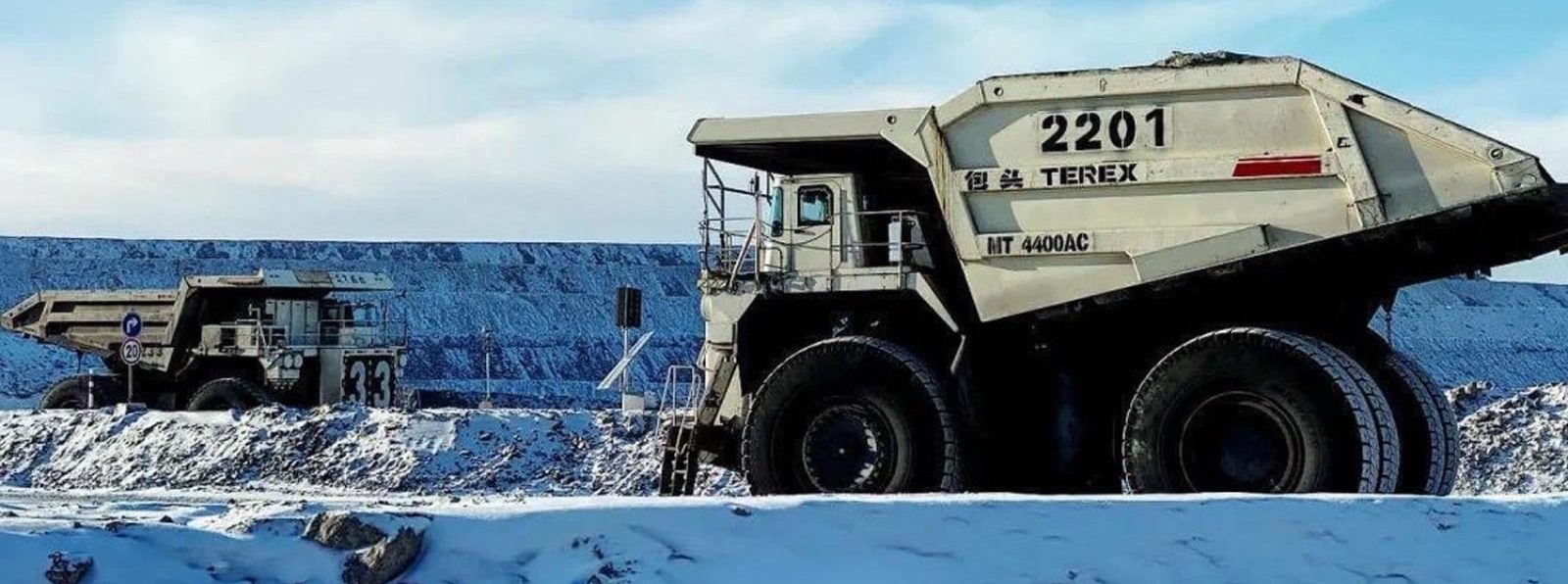 Waytous autonomous mining trucks equipped with Ouster LiDAR